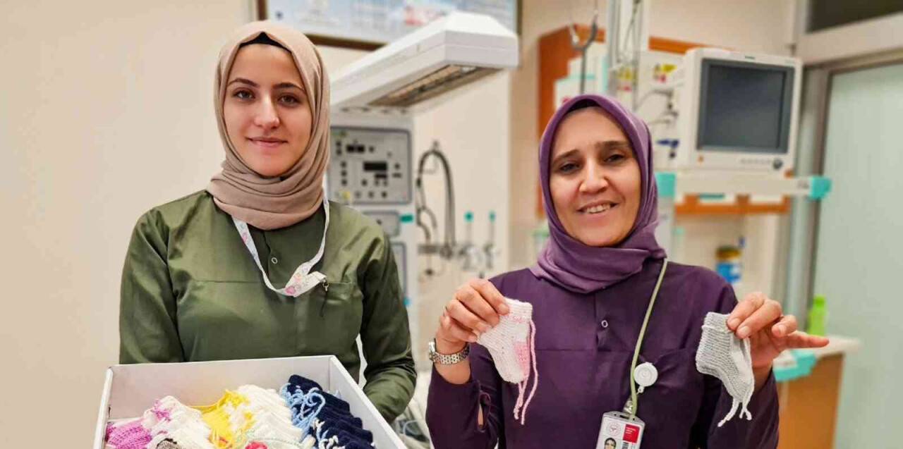 Hastaneye örüp gönderdiği bebek patikleri sağlık çalışanlarını duygulandırdı