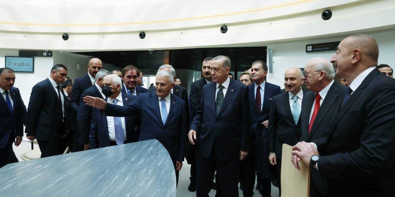 AK Parti Genel Başkan Vekili Binali Yıldırım, Azerbaycan’da trafik kazası geçirdi