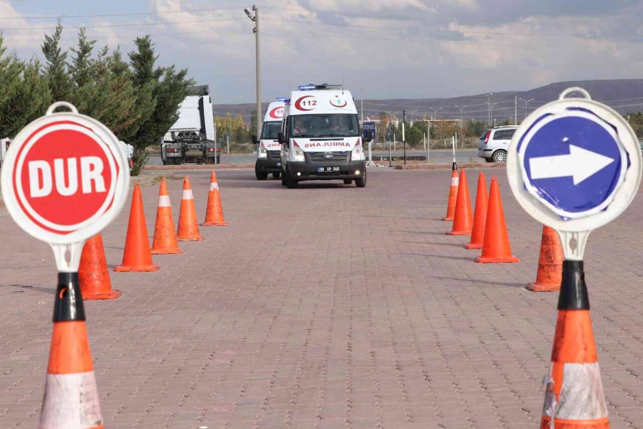 112 ekibine ambulans sürüş eğitimi verildi