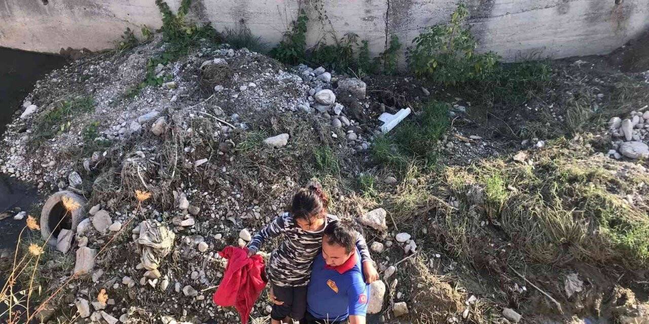 Derede mahsur kalan çocukların yardımına itfaiye yetişti