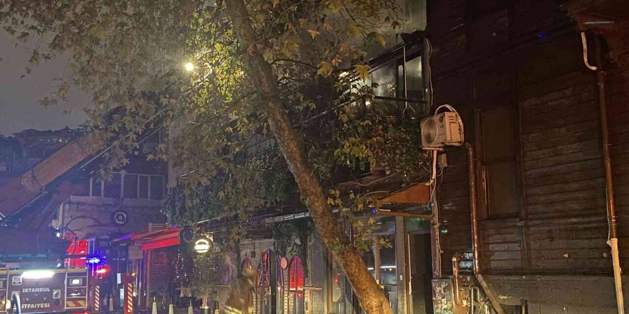 Beşiktaş’ta 2 katlı ahşap binada bulunan lüks kafe alev alev yandı