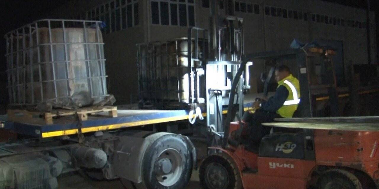 İzmir’de ele geçirilen 1 milyon litre karışımlı akaryakıt, imha edilmek üzere taşınıyor