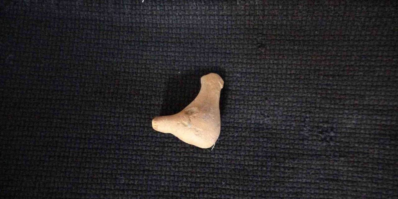 Assos’ta çocuk mezarlarına hediye olarak konulan 2 bin yıllık düdük bulundu