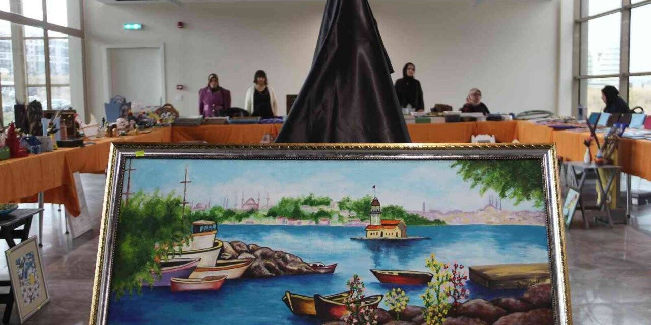 Psikiyatri hastaları yaptıkları eserleri sergiledi