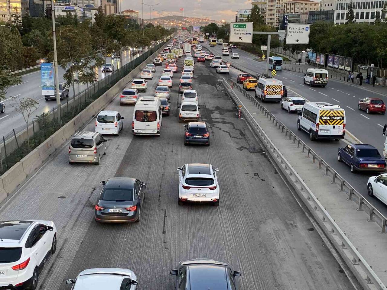 İstanbul’da haftanın son iş gününde trafik yoğunluğu oluştu