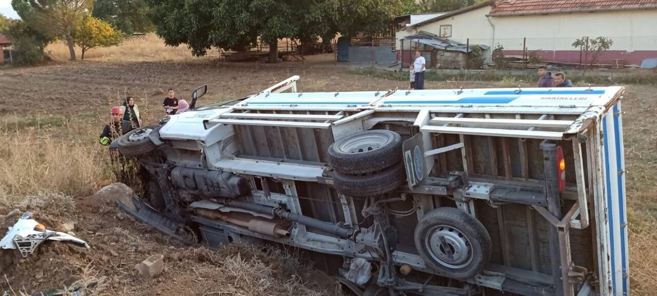 Traktör yüklü kamyonetle otomobil çarpıştı: 4 yaralı