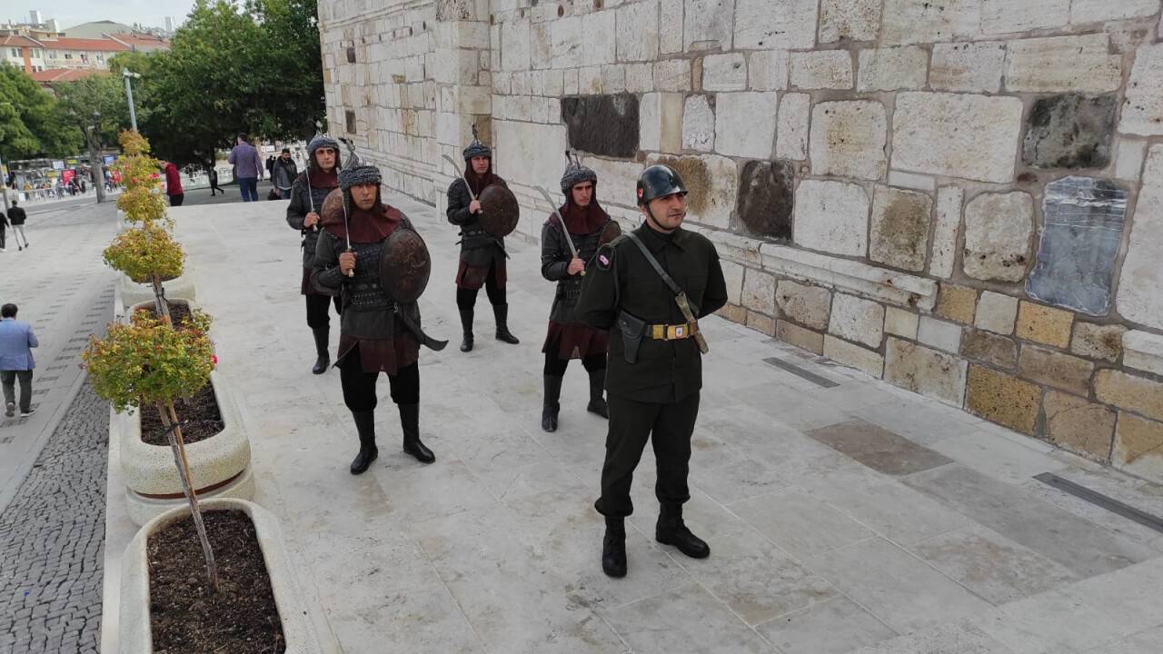 TSK, saygı nöbetini devraldı