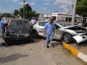 OTOMOBİLLER ÇARPIŞTI: ÜÇ YARALI