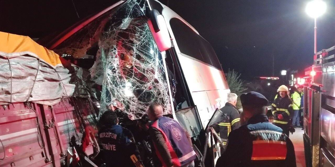 Amasya’da yolcu otobüsü ile kamyon çarpıştı: 2 ölü, 19 yaralı