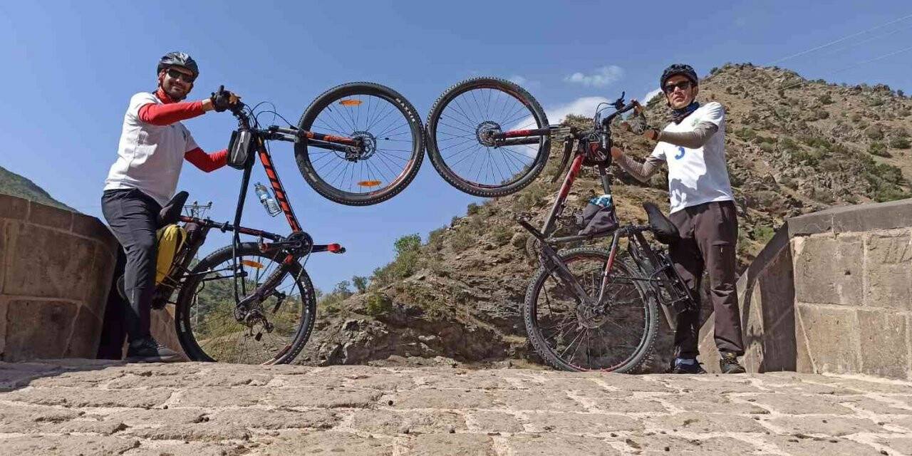 Van’da bisiklet tutkunları Zirel Vadisi’ni pedalladı