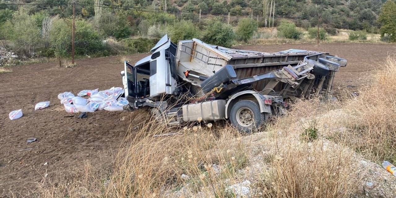 Amasya’da tahıl yüklü tır devrildi