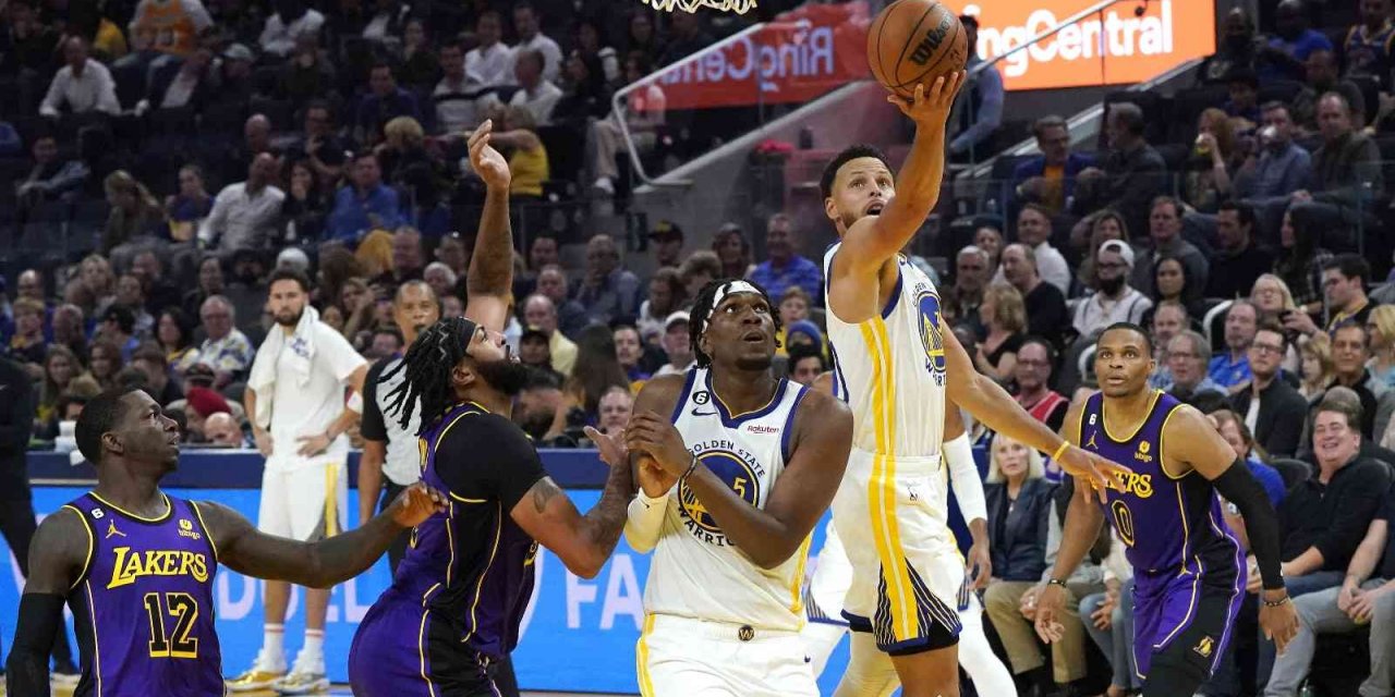 Son şampiyon Golden State Warriors galibiyetle başladı