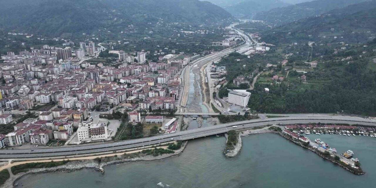 Artvin’de Kabisre Deresi ve yan kollarının taşkın kontrolü çalışmaları devam ediyor