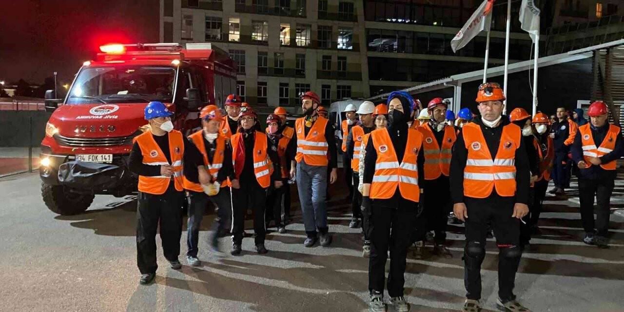 Kartal’da afet tatbikatı gerçeğini aratmadı