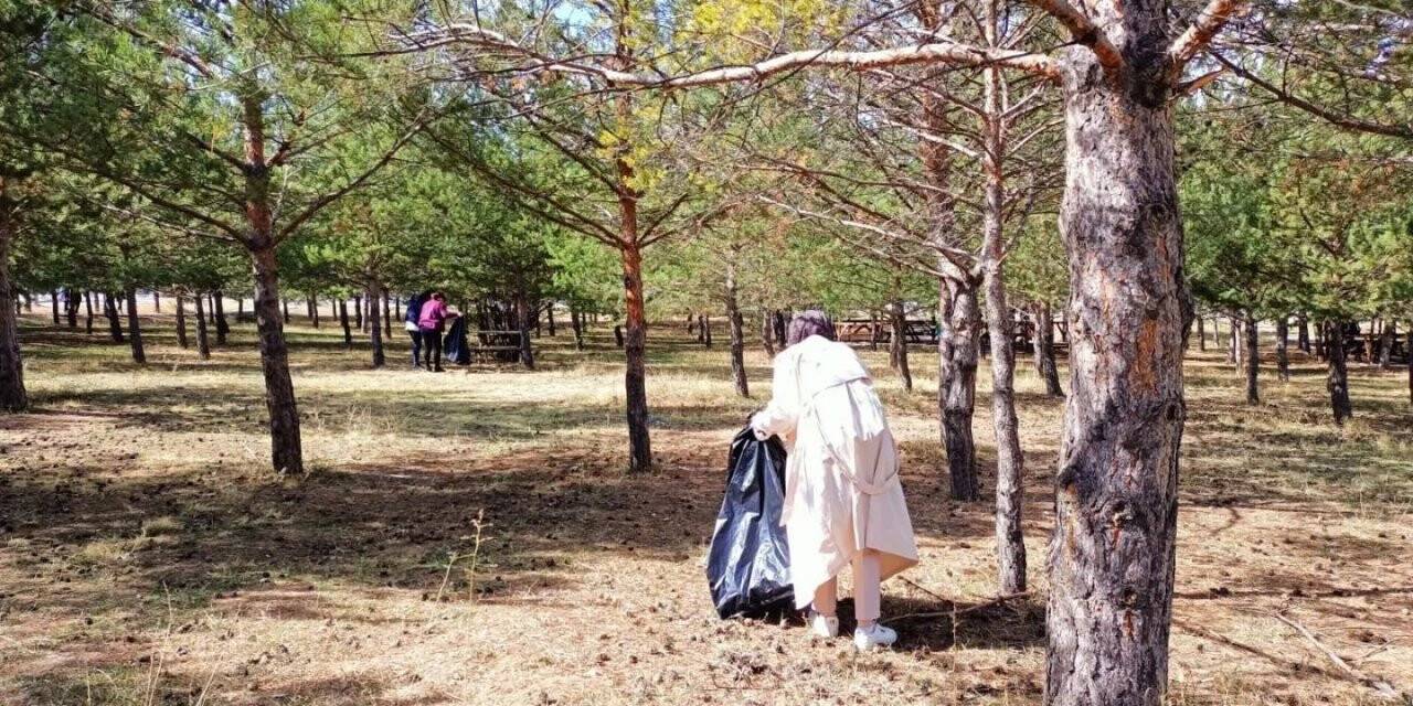 Üniversiteliler çevre temizliğine dikkat çekti