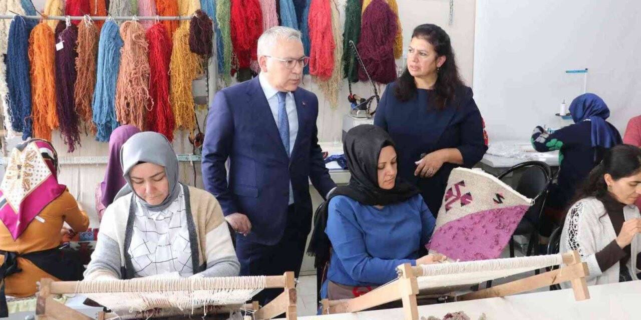 Vali Şimşek, el emeği ürünleri inceledi