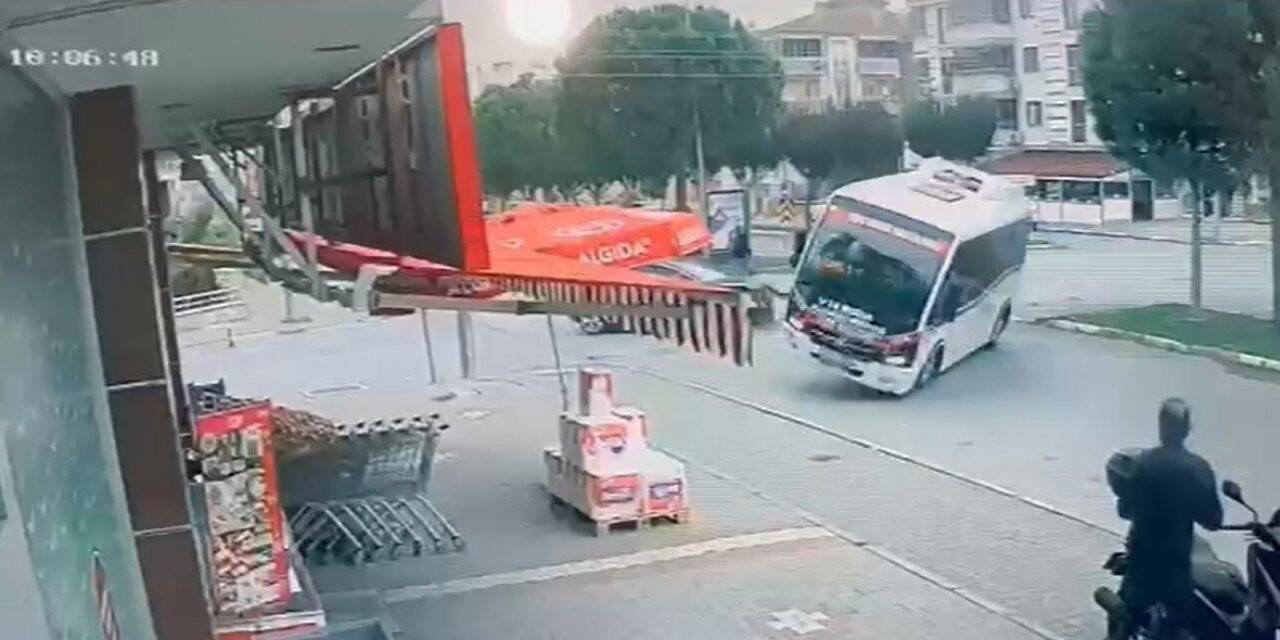 Minibüsün devrildiği kaza anları kameraya yansıdı