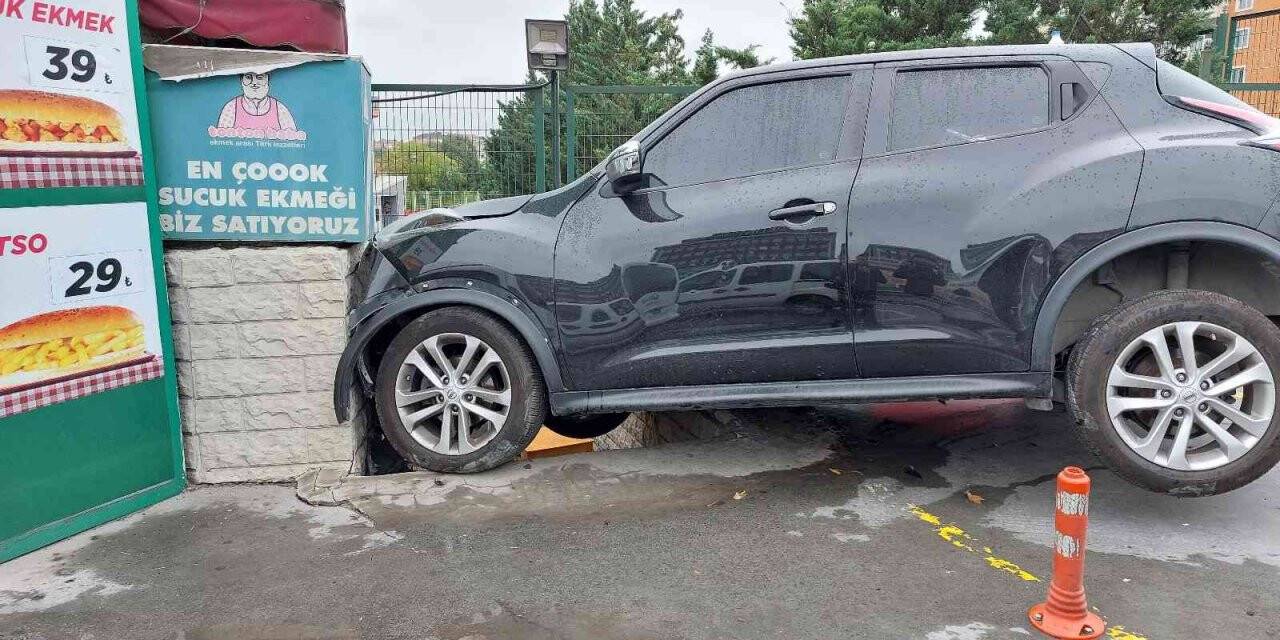 Bakırköy’de kontrolden çıkan araç büfeye daldı