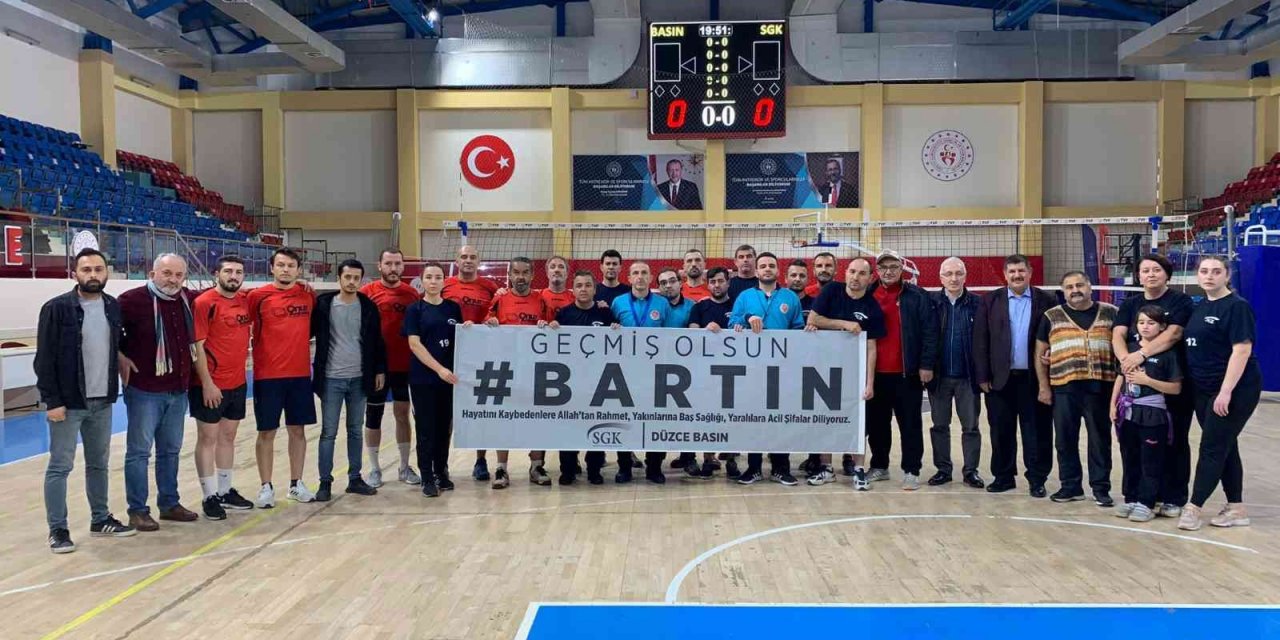 Sporcular sahaya “Geçmiş olsun Bartın” pankartı ile çıktı