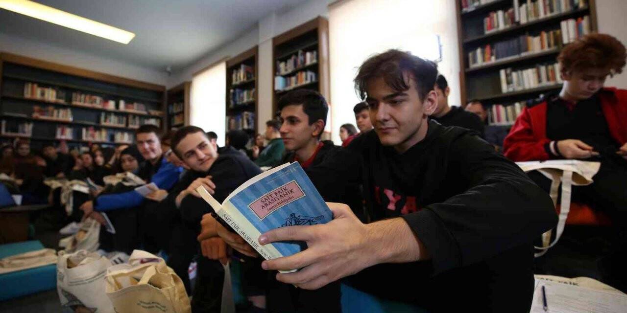 Üzümcü’den öğrencilere: Kendini seven insan okumalıdır