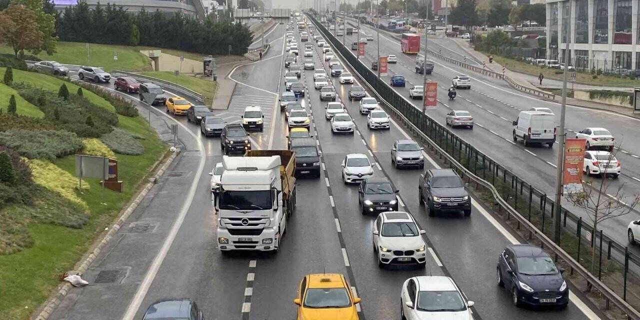İstanbul’da yağmur nedeniyle trafik yoğunluğu yaşanıyor
