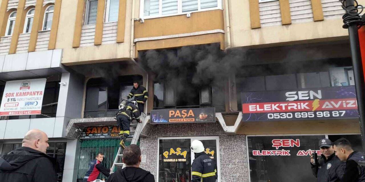 Apartmanda çıkan yangın paniğe yol açtı