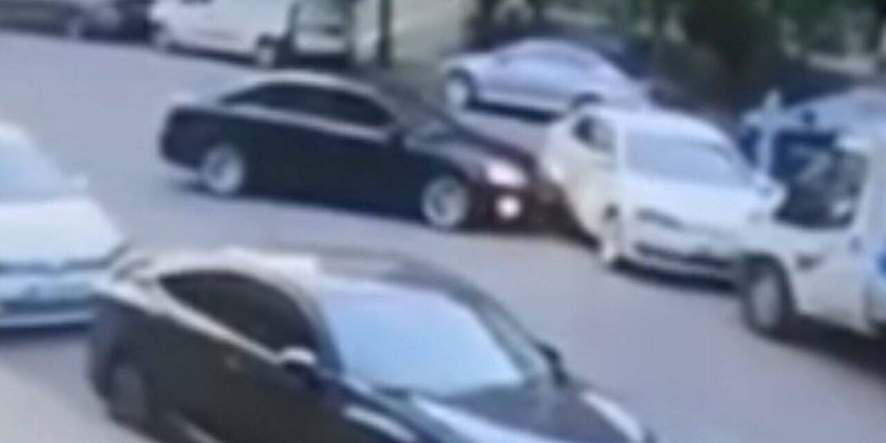 Batman’da dikkatsiz sürücü park halindeki araca vurup kaçtı