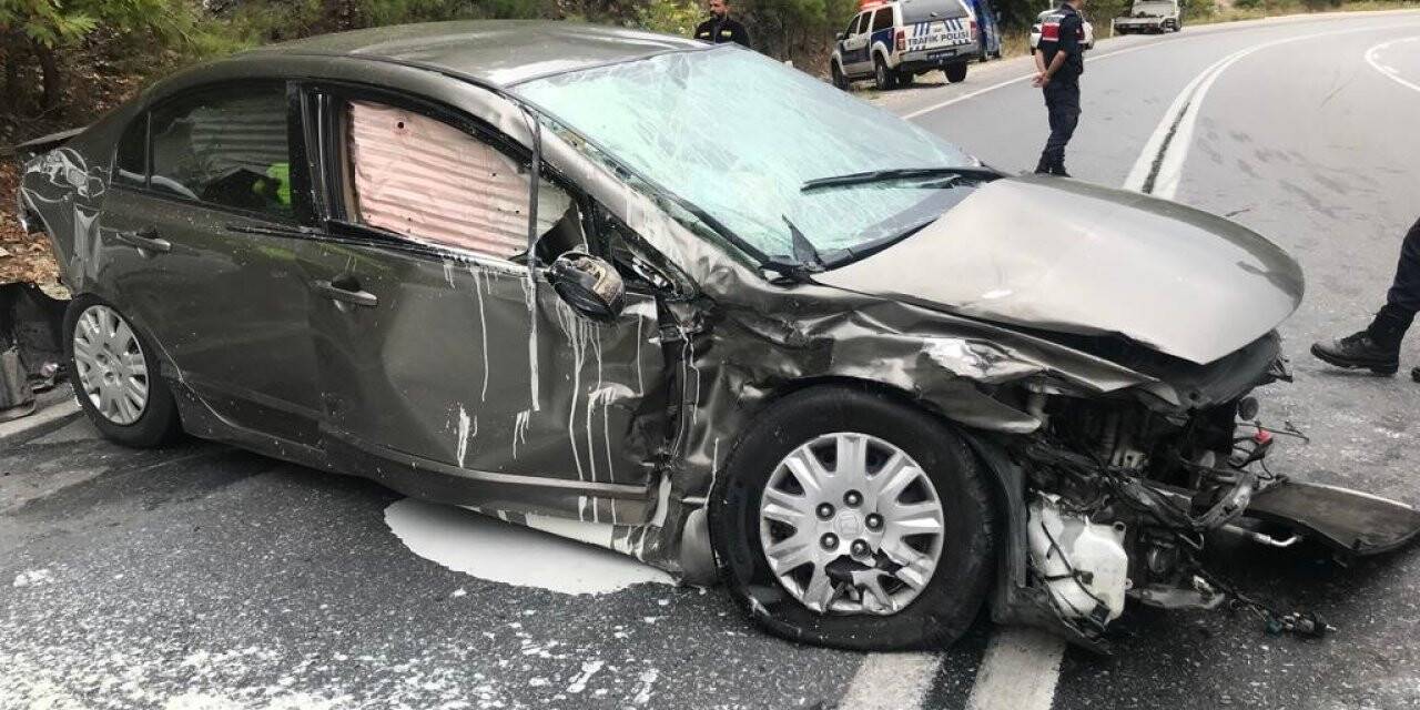 Antalya’da 2 araç çarpıştı: 3 yaralı