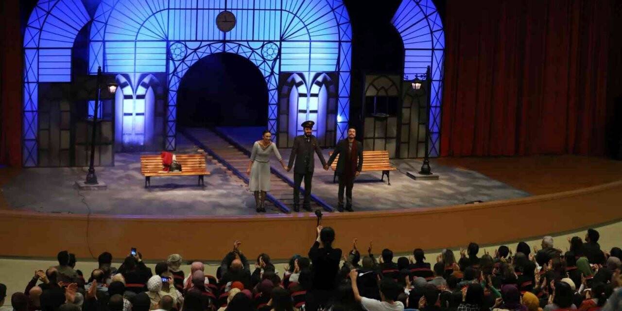 NEVÜ’de Tiyatro Şöleni ‘Yirmibironbeş Treni’ oyunuyla başladı