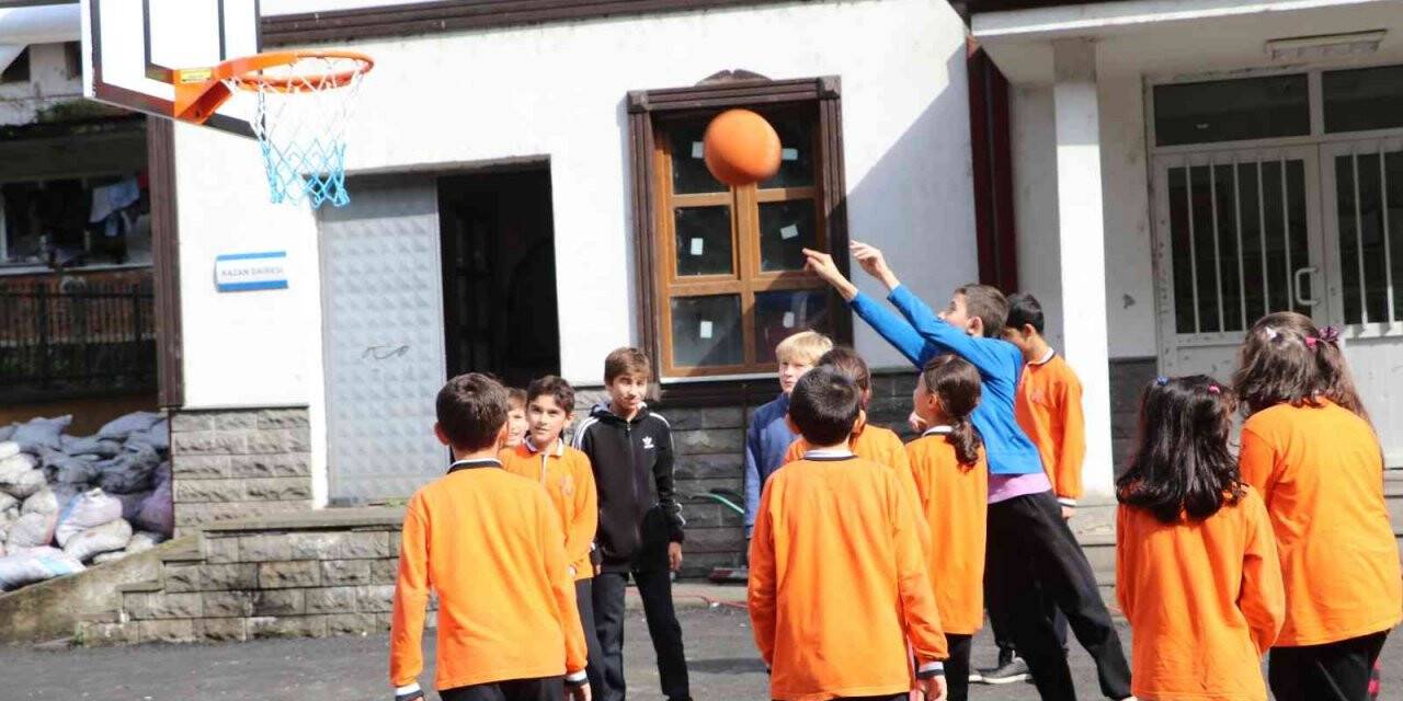 Rize’de okulların basket potalarını meslek lisesi öğrencileri yapıyor