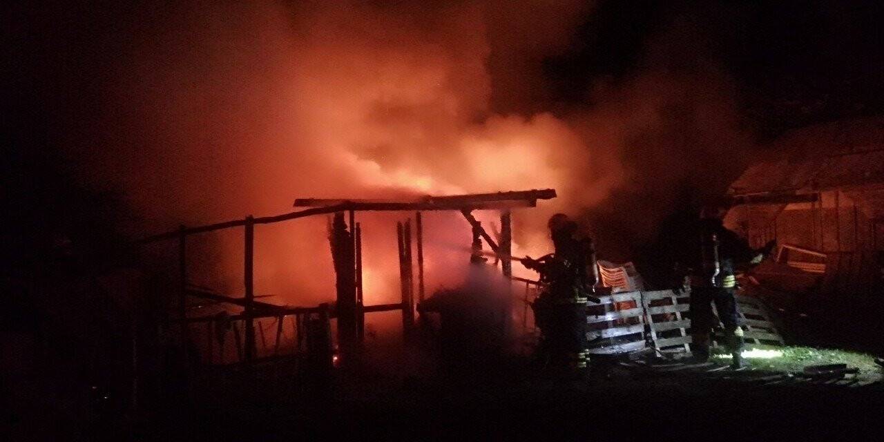 Kocaeli’de elektrik sobasından çıkan yangında baraka alevlere teslim oldu