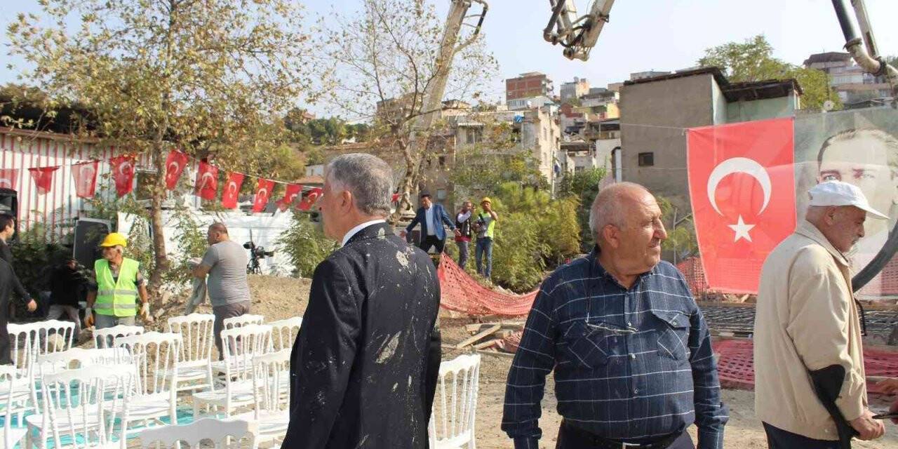 Törende panik anları: Protokol ve davetlilerin üzerine harç sıçradı