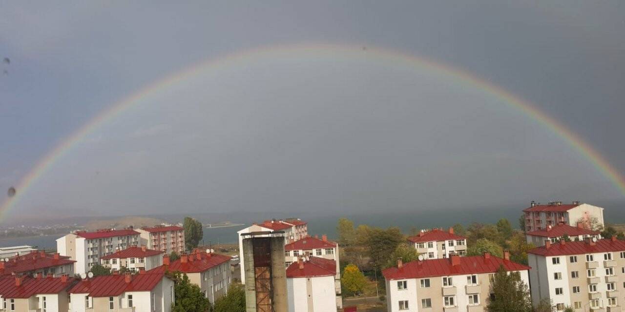 Van Gölü’nde gökkuşağı cümbüşü
