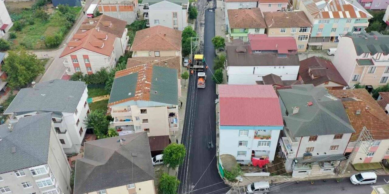 İzmit Belediyesi’nden 3 caddeye bin 200 ton asfalt