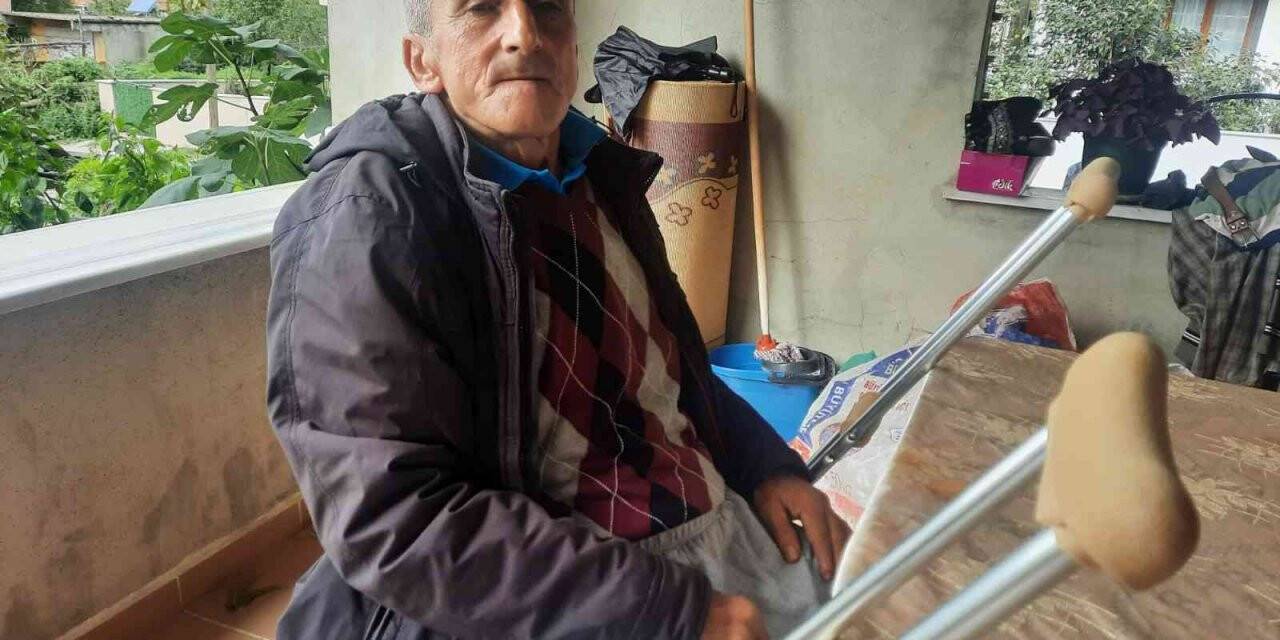 Yere düşen Türk bayrağını direğe asmak isterken düşen vatandaş ölümden döndü