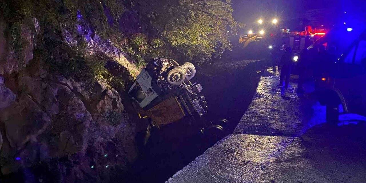 Kapağı açılmayan kamyonet dereye uçtu, kamyonet sürücüsü yaralandı