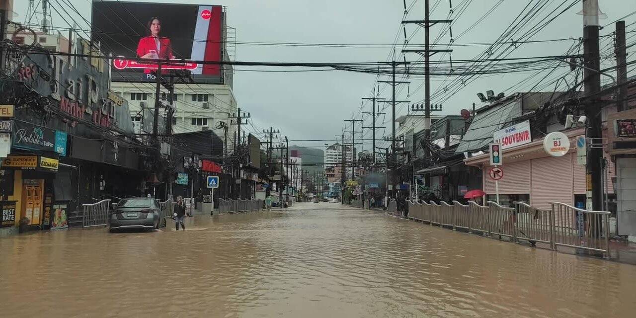 Phuket Adası sele teslim oldu, eğitime ara verildi