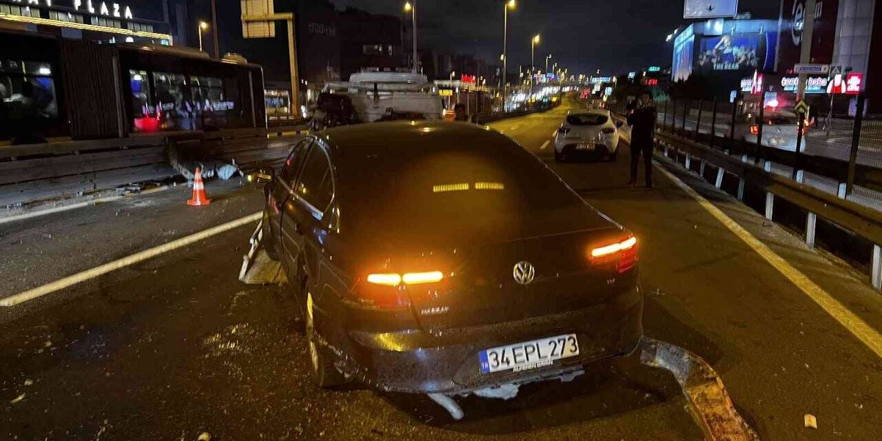 E-5’te iki araca çarparak kaza yapan otomobilin motoru yolun ortasına düştü