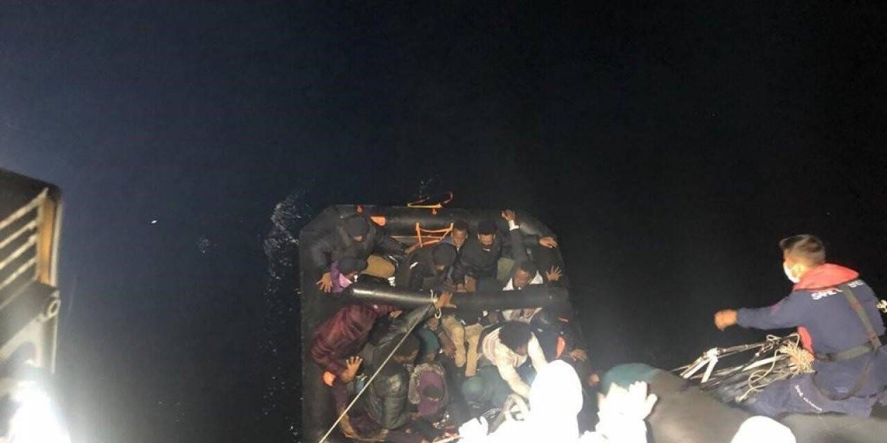 Yunanistan’ın ittiği 40 düzensiz göçmen kurtarıldı