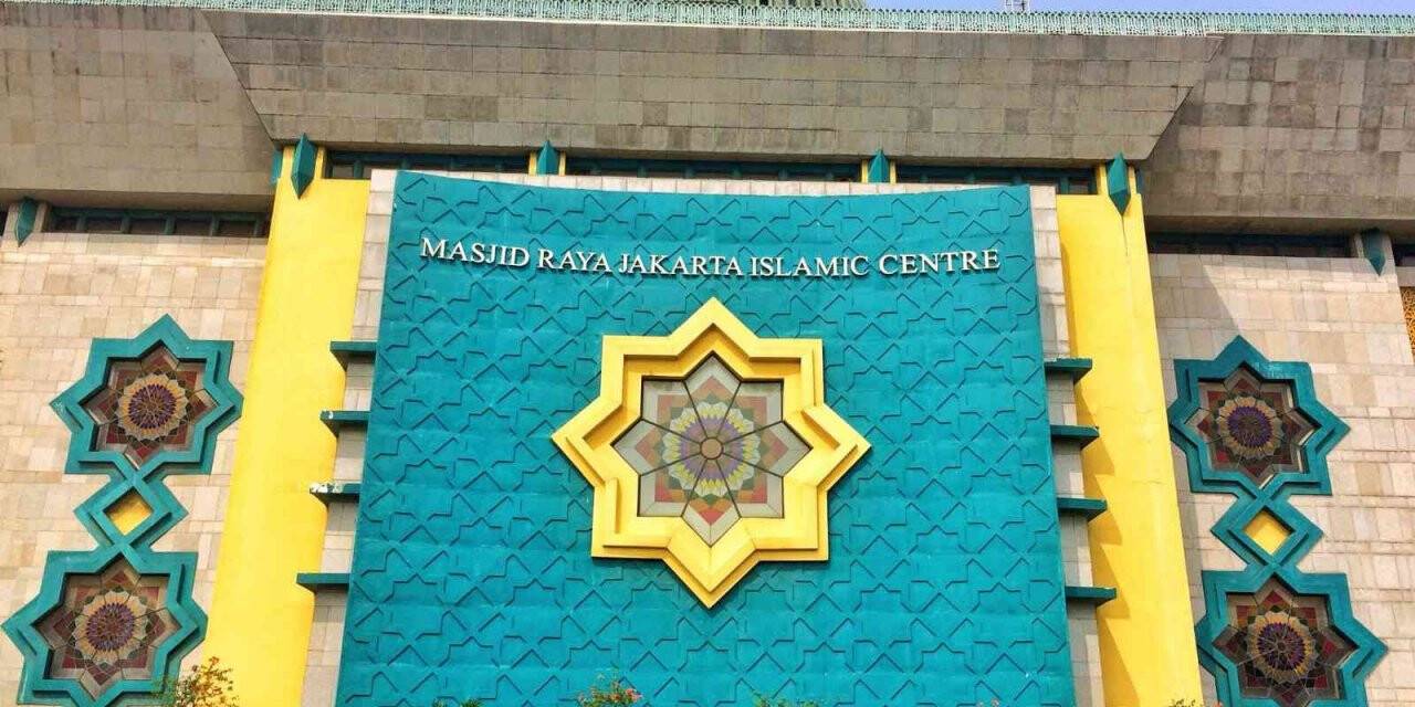 Endonezya’da cami kubbesi önce yandı sonra çöktü