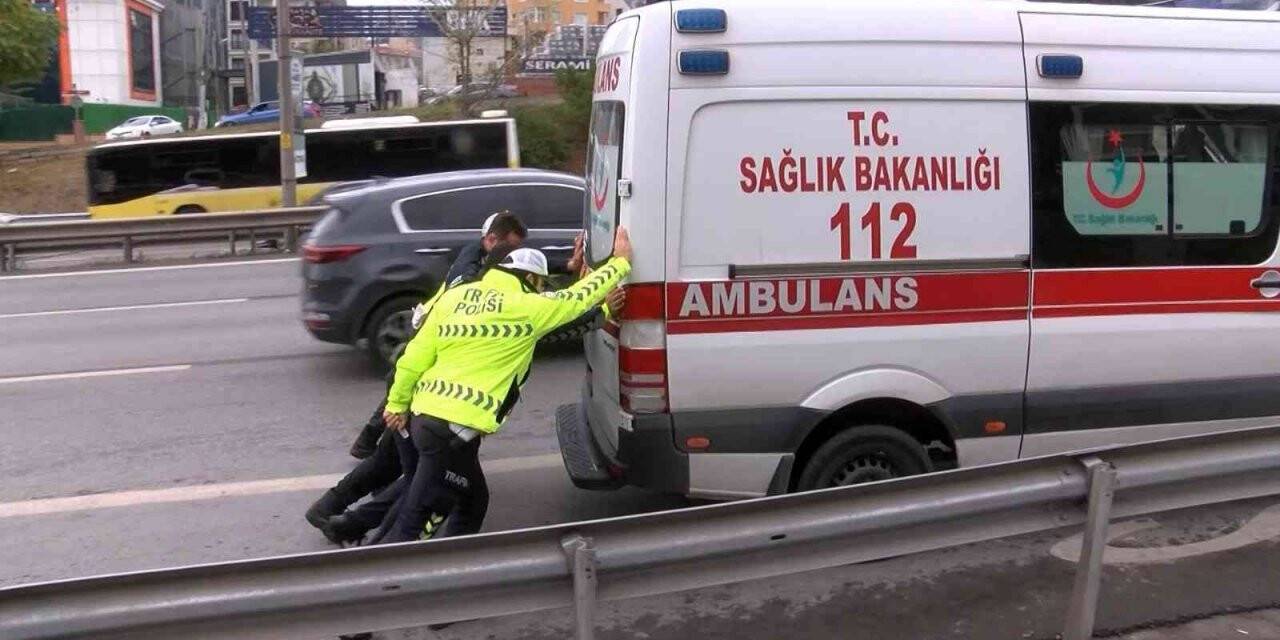 Maltepe’de ambulans ile otomobil çarpıştı: 3’ü sağlık personeli 4 yaralı