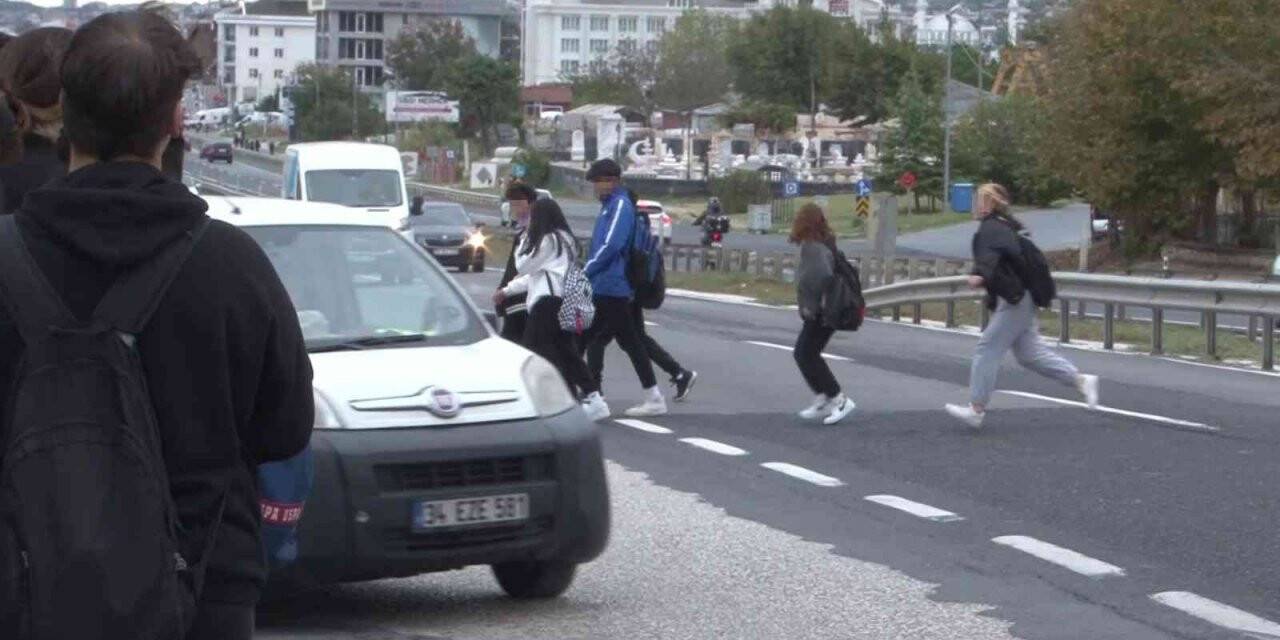 Büyükçekmece’de 3 gencin öldüğü yerde liselilerden tehlikeli hareketler