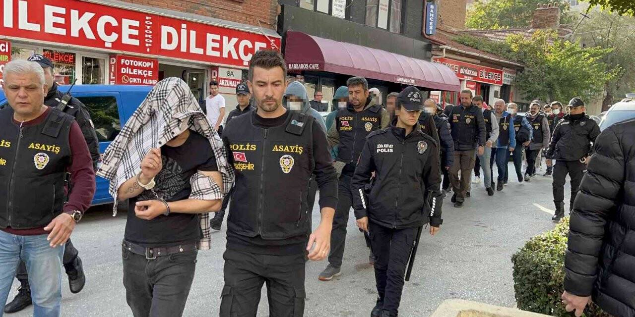 Fuhuş operasyonunda yakalanan 12 kişi adliyeye sevk edildi