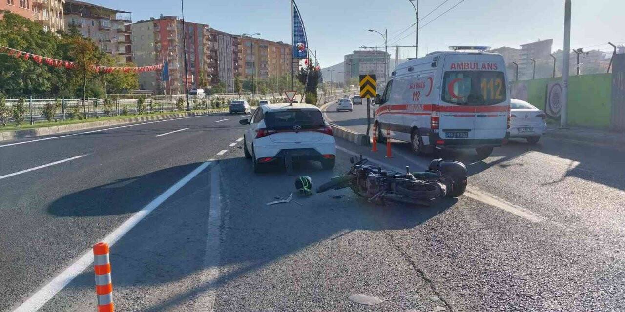 Otomobil ile motosiklet çarpıştı: 1 yaralı