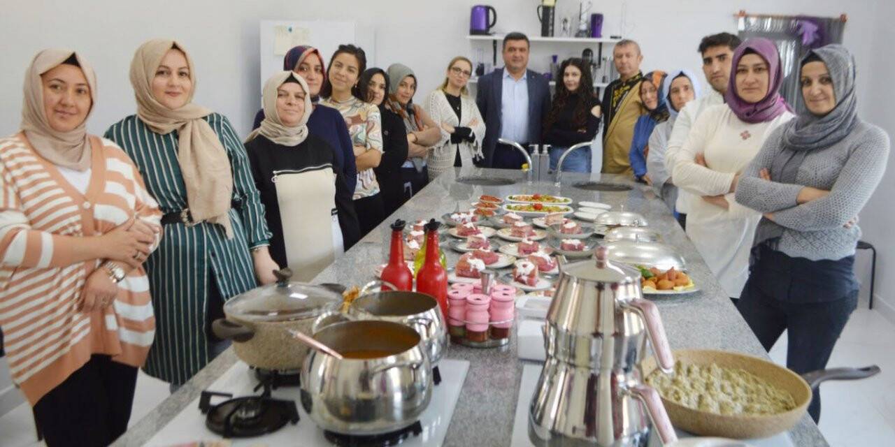 Aldıkları eğitimle yemek yapmanın püf noktalarını öğreniyorlar