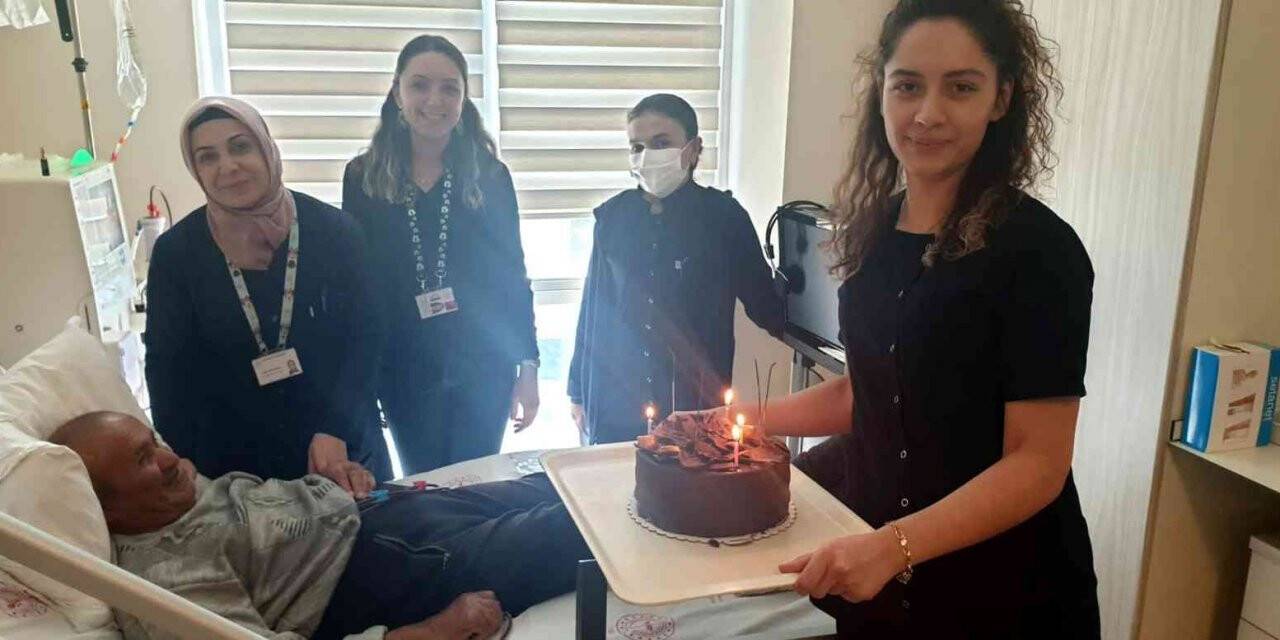 Diyaliz hastasına hemşirelerden doğum günü sürprizi