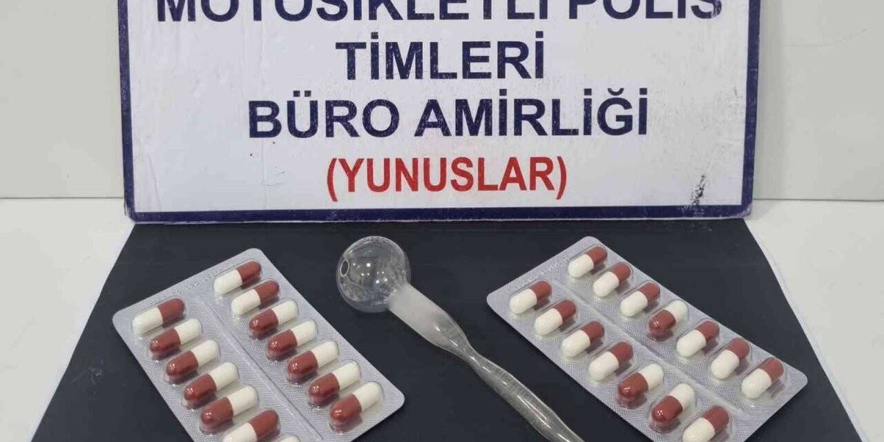 Kütahya’da çalıntı motosikletin üzerindeki 2 kişide uyuşturucu bulundu
