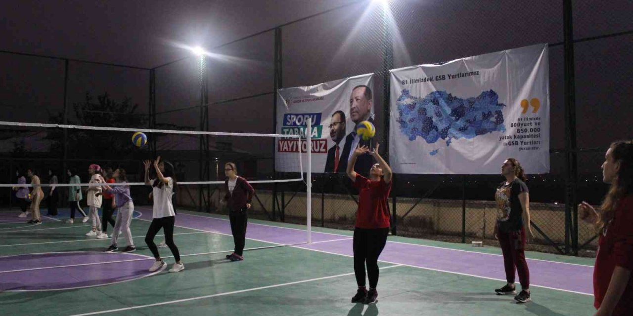 Yurt öğrencilerine Voleybol tanıtıldı