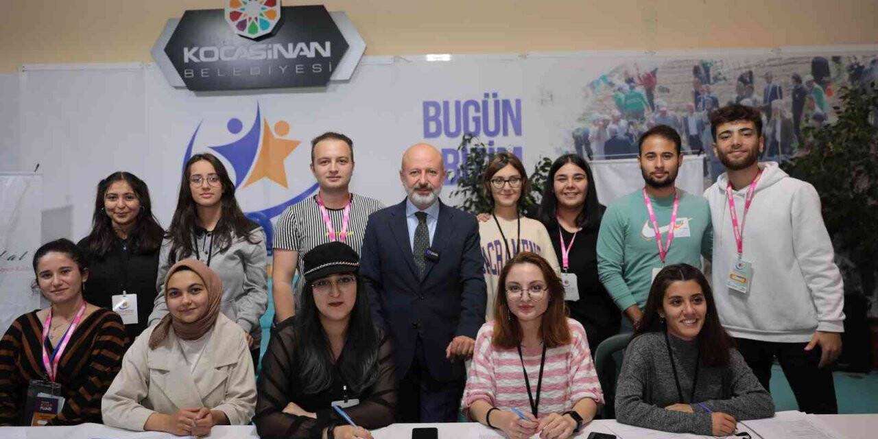 Başkan Çolakbayrakdar Kitap Fuarı’nda şiir okudu