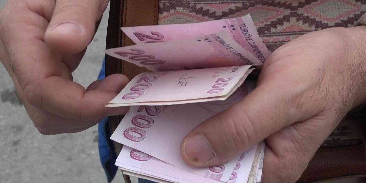 Çaresiz kaldı, çaresiz bırakmadı: Yolda bulduğu para dolu çantayı karakola teslim etti